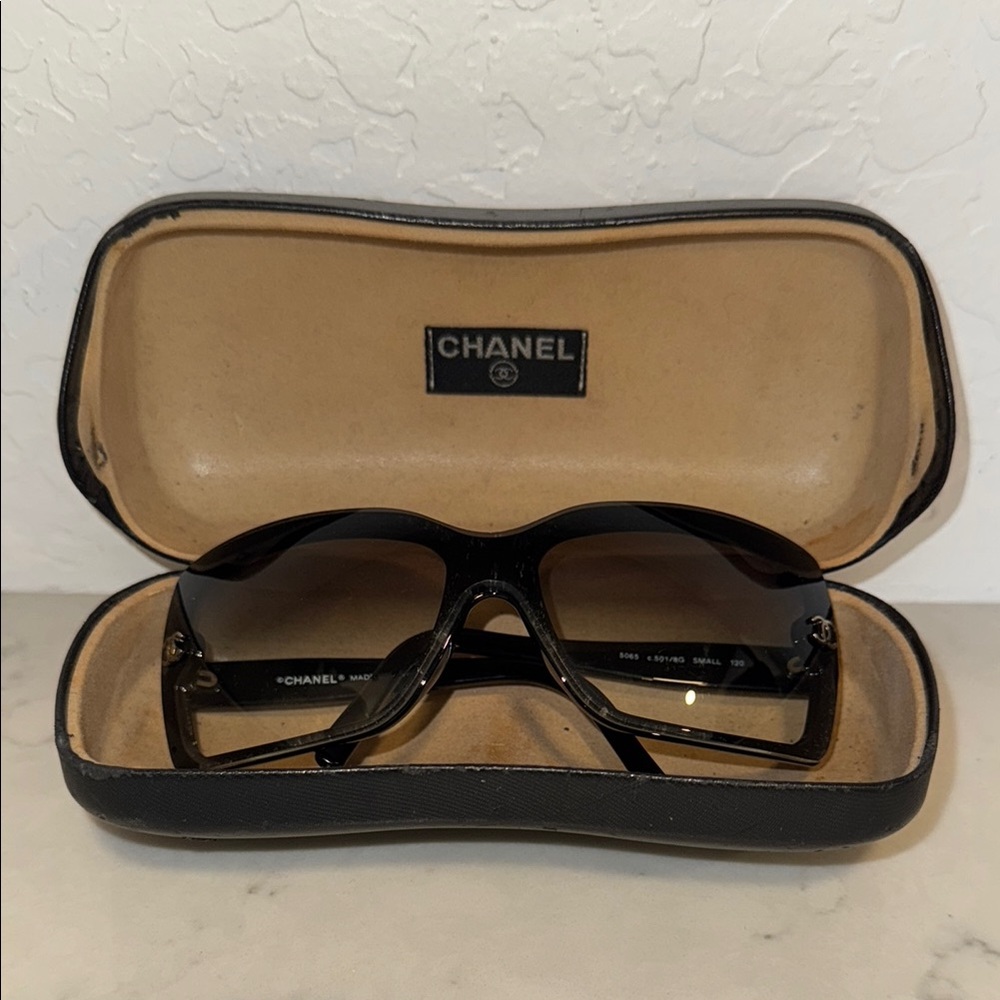 CHANEL Black Gradient Sunglasses with Logo Case